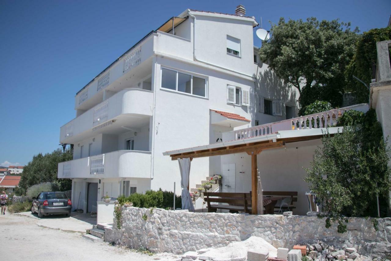 Apartment Lorena Sevid Bagian luar foto